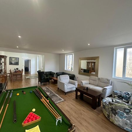 North London A Spacious 7 Bedroom House Accommodating Up To 18 People Complete With Own Gym And Table Tennis Ngoại thất bức ảnh