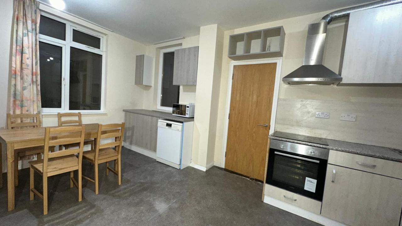 North London A Spacious 7 Bedroom House Accommodating Up To 18 People Complete With Own Gym And Table Tennis Ngoại thất bức ảnh