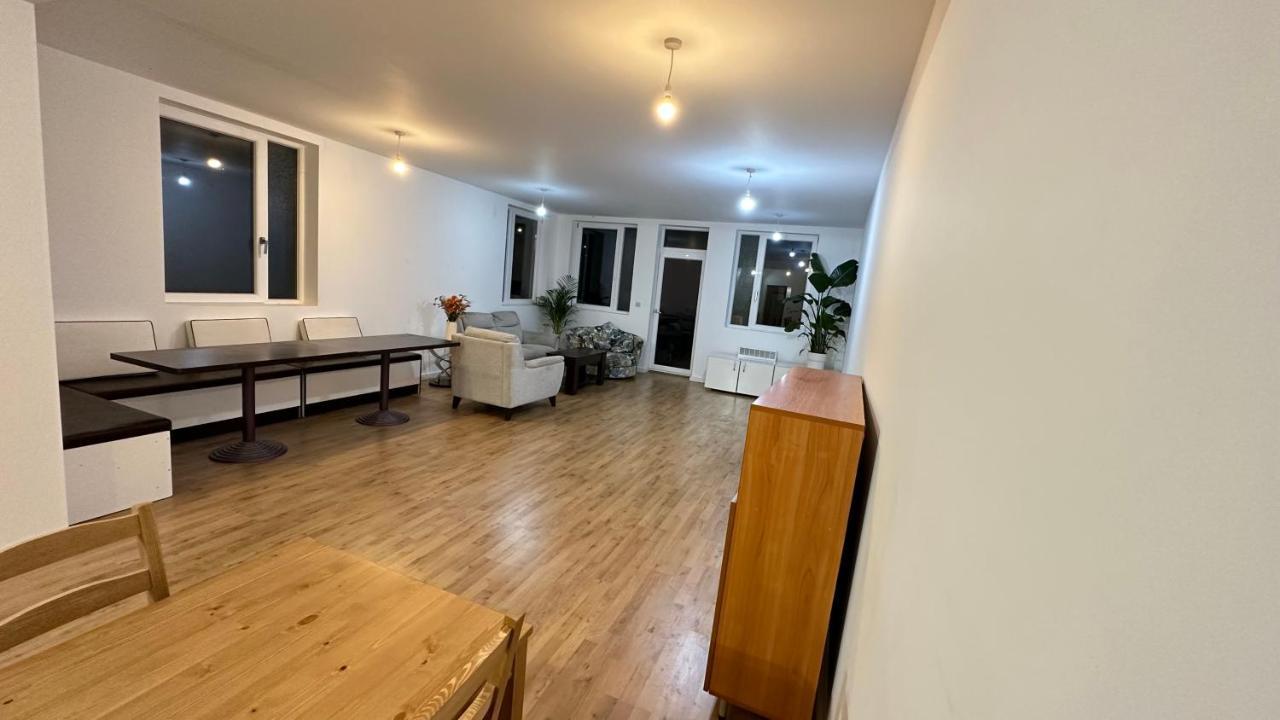 North London A Spacious 7 Bedroom House Accommodating Up To 18 People Complete With Own Gym And Table Tennis Ngoại thất bức ảnh