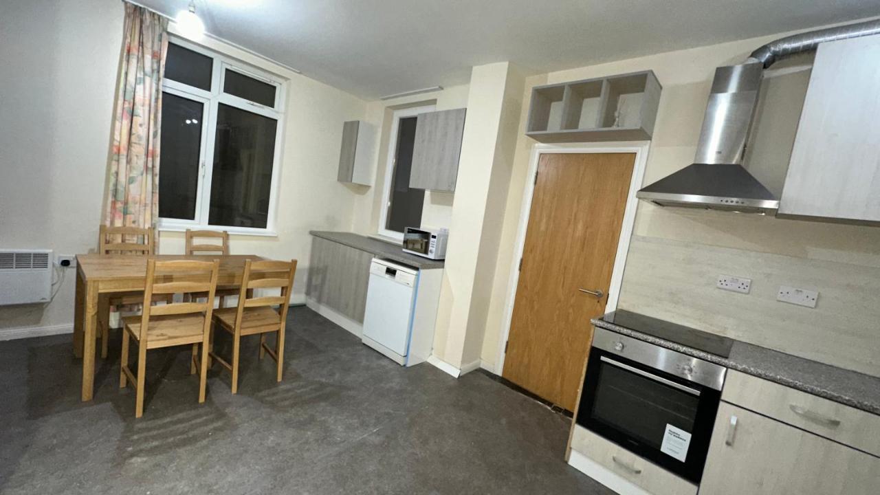 North London A Spacious 7 Bedroom House Accommodating Up To 18 People Complete With Own Gym And Table Tennis Ngoại thất bức ảnh