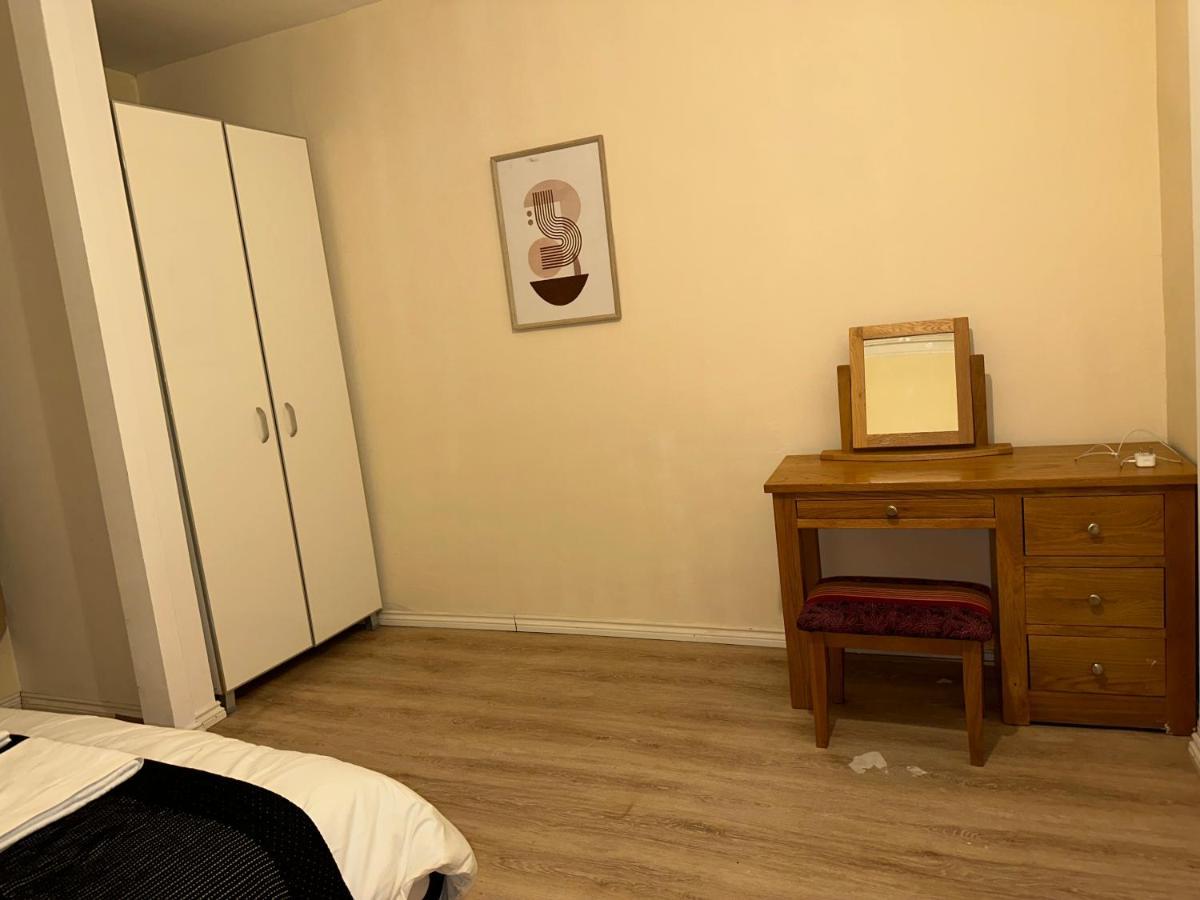 North London A Spacious 7 Bedroom House Accommodating Up To 18 People Complete With Own Gym And Table Tennis Ngoại thất bức ảnh