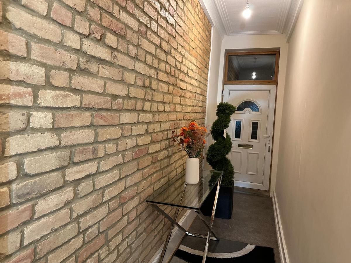 North London A Spacious 7 Bedroom House Accommodating Up To 18 People Complete With Own Gym And Table Tennis Ngoại thất bức ảnh