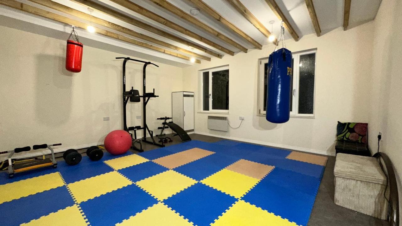 North London A Spacious 7 Bedroom House Accommodating Up To 18 People Complete With Own Gym And Table Tennis Ngoại thất bức ảnh