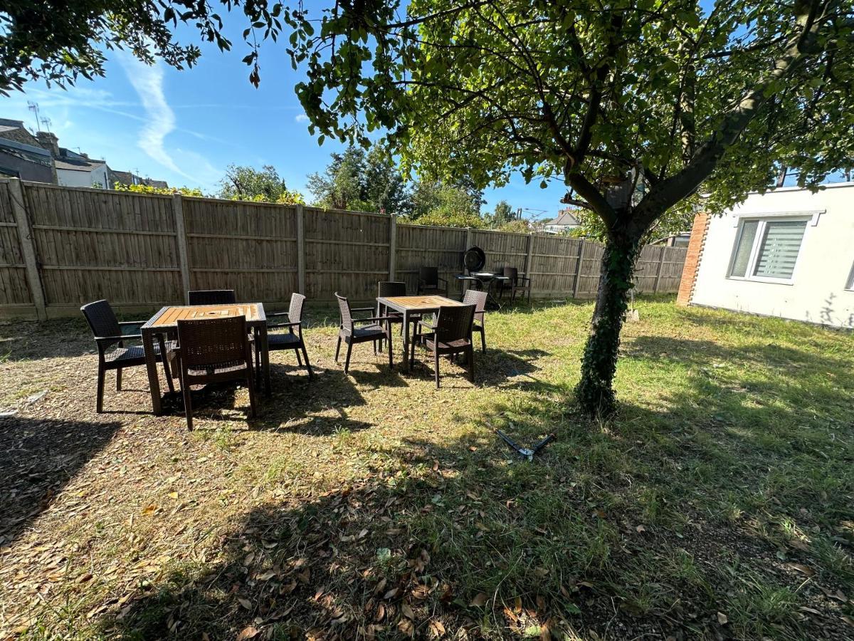 North London A Spacious 7 Bedroom House Accommodating Up To 18 People Complete With Own Gym And Table Tennis Ngoại thất bức ảnh