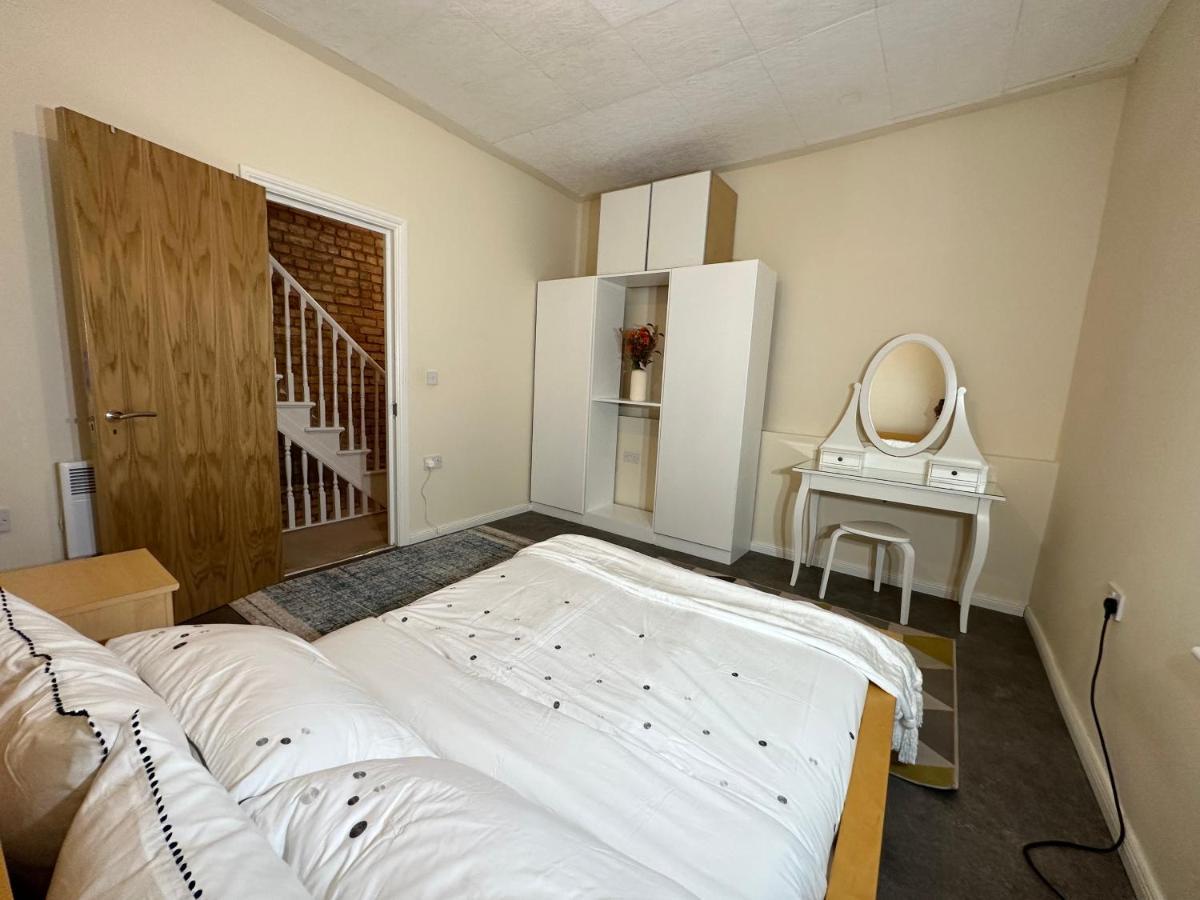 North London A Spacious 7 Bedroom House Accommodating Up To 18 People Complete With Own Gym And Table Tennis Ngoại thất bức ảnh