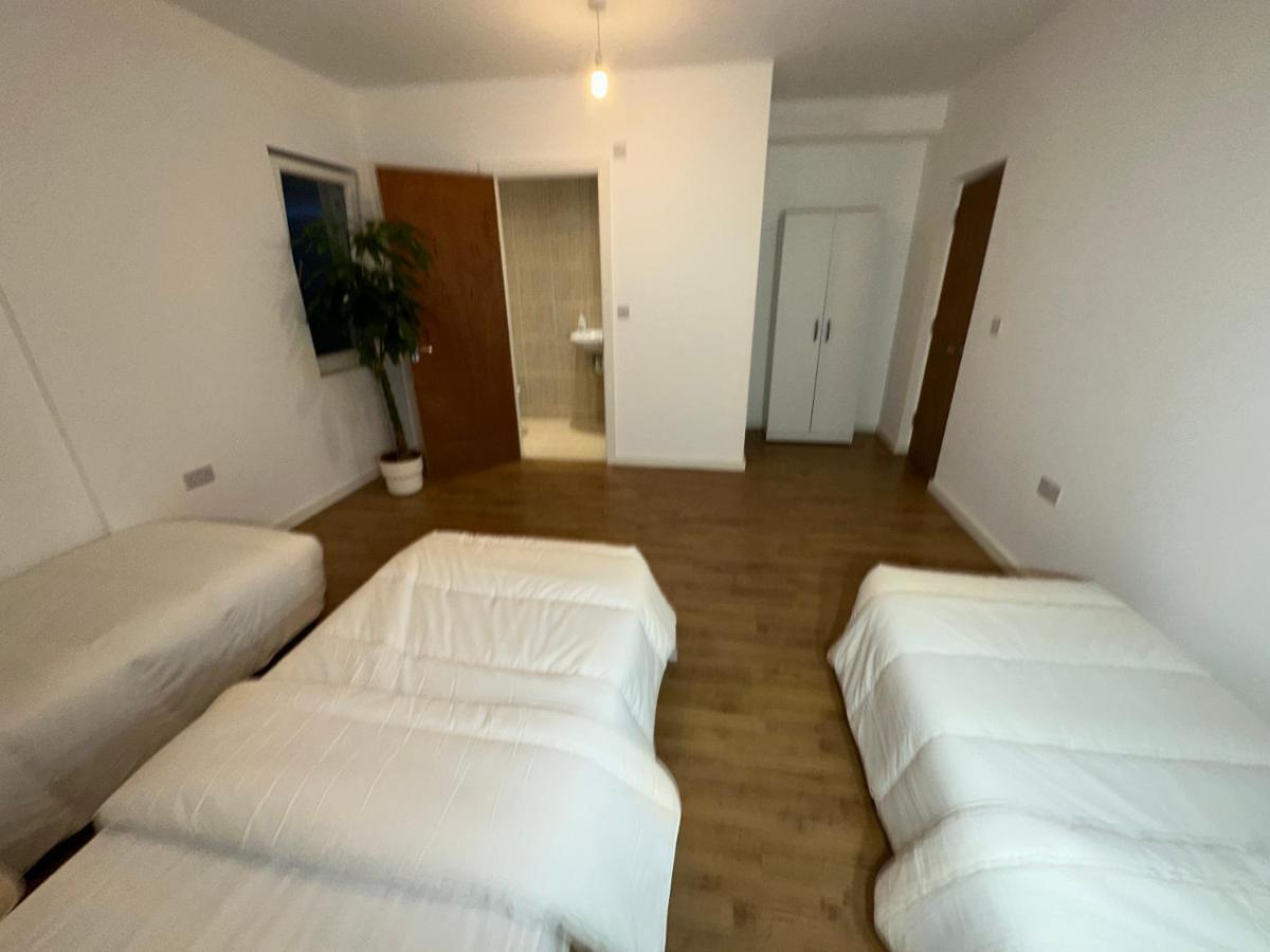 North London A Spacious 7 Bedroom House Accommodating Up To 18 People Complete With Own Gym And Table Tennis Ngoại thất bức ảnh
