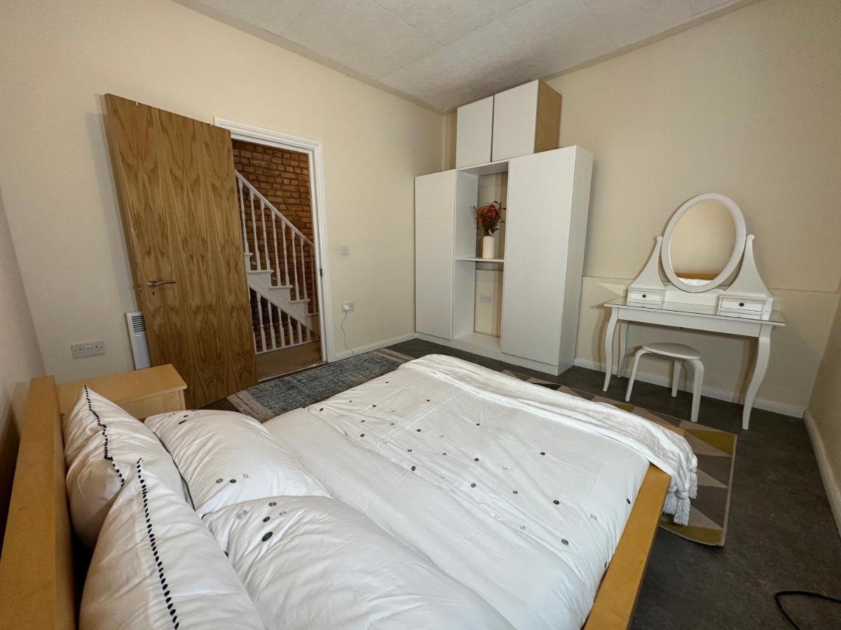 North London A Spacious 7 Bedroom House Accommodating Up To 18 People Complete With Own Gym And Table Tennis Ngoại thất bức ảnh