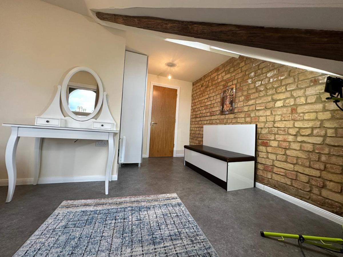 North London A Spacious 7 Bedroom House Accommodating Up To 18 People Complete With Own Gym And Table Tennis Ngoại thất bức ảnh