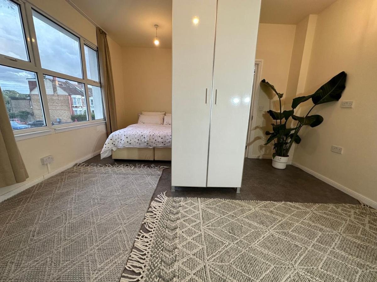 North London A Spacious 7 Bedroom House Accommodating Up To 18 People Complete With Own Gym And Table Tennis Ngoại thất bức ảnh