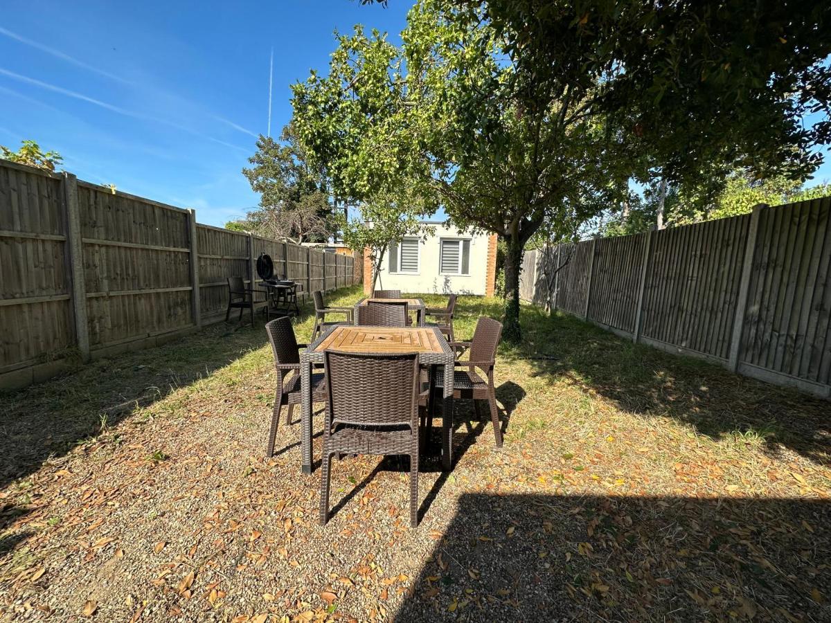 North London A Spacious 7 Bedroom House Accommodating Up To 18 People Complete With Own Gym And Table Tennis Ngoại thất bức ảnh