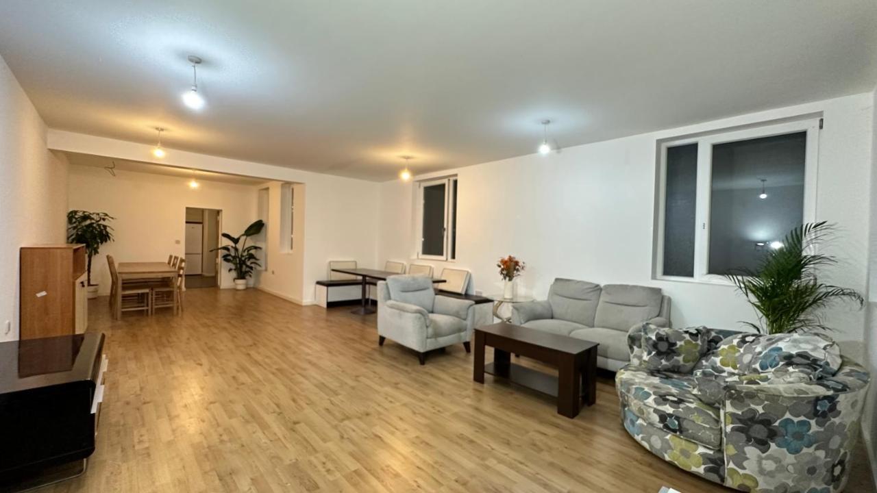 North London A Spacious 7 Bedroom House Accommodating Up To 18 People Complete With Own Gym And Table Tennis Ngoại thất bức ảnh