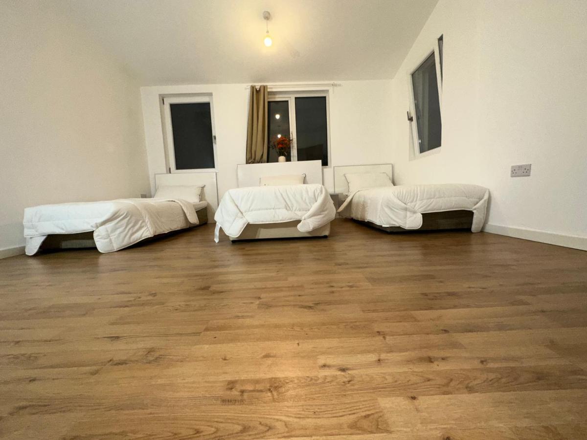 North London A Spacious 7 Bedroom House Accommodating Up To 18 People Complete With Own Gym And Table Tennis Ngoại thất bức ảnh