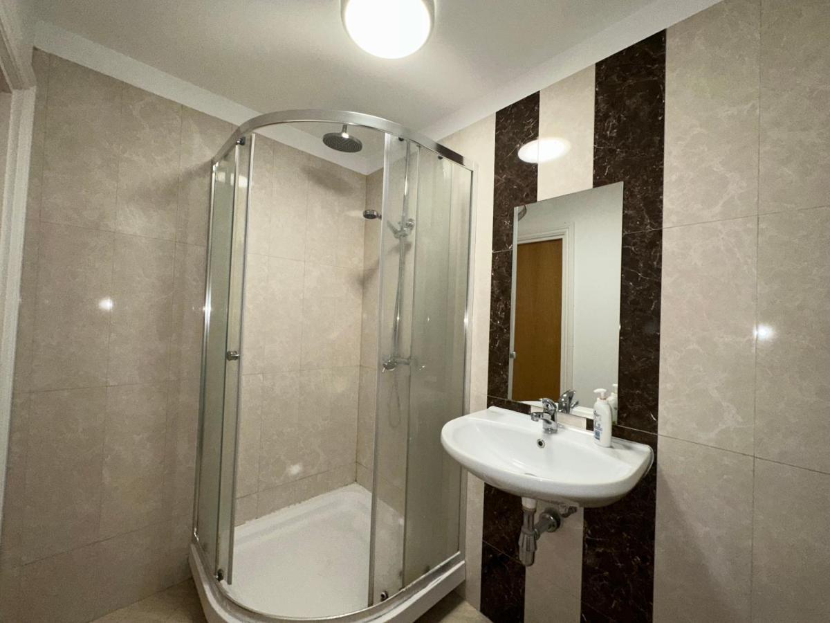 North London A Spacious 7 Bedroom House Accommodating Up To 18 People Complete With Own Gym And Table Tennis Ngoại thất bức ảnh