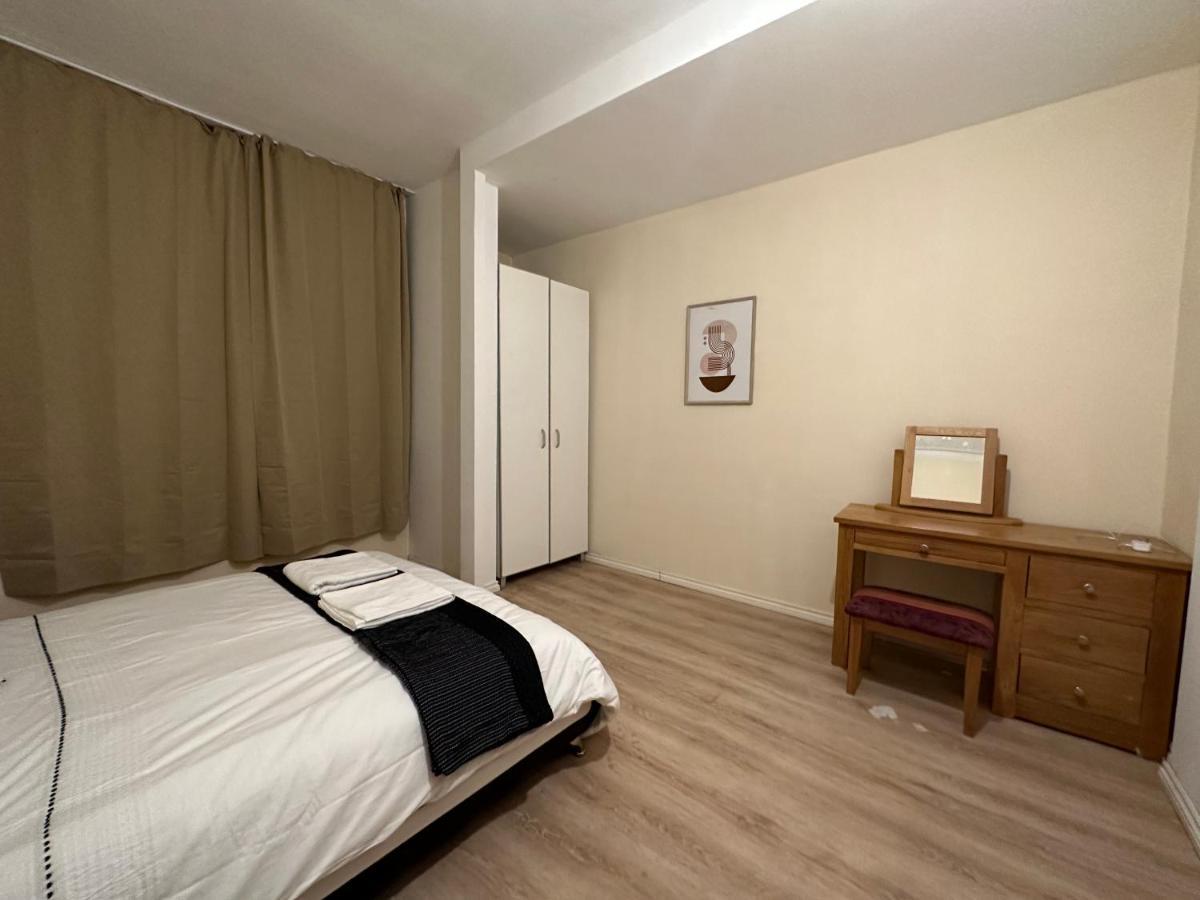 North London A Spacious 7 Bedroom House Accommodating Up To 18 People Complete With Own Gym And Table Tennis Ngoại thất bức ảnh