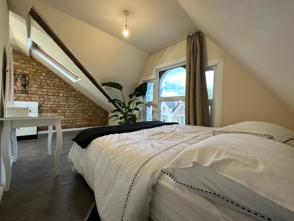 North London A Spacious 7 Bedroom House Accommodating Up To 18 People Complete With Own Gym And Table Tennis Ngoại thất bức ảnh