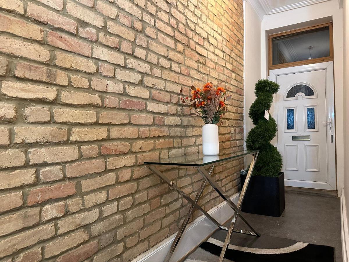 North London A Spacious 7 Bedroom House Accommodating Up To 18 People Complete With Own Gym And Table Tennis Ngoại thất bức ảnh