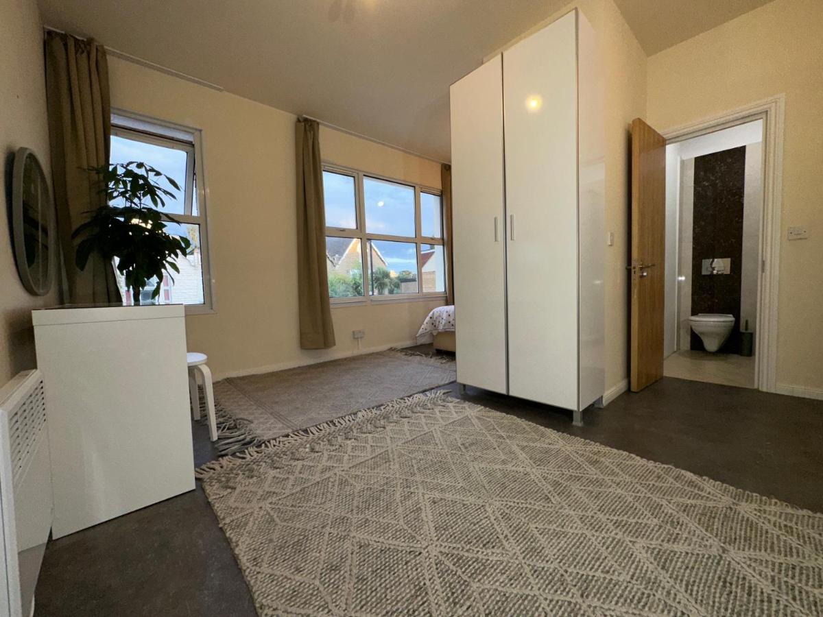 North London A Spacious 7 Bedroom House Accommodating Up To 18 People Complete With Own Gym And Table Tennis Ngoại thất bức ảnh