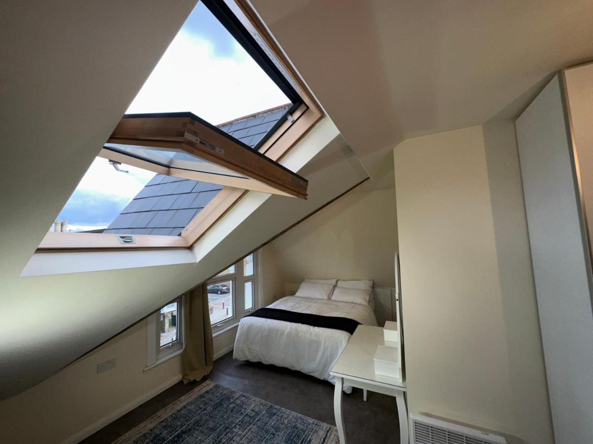 North London A Spacious 7 Bedroom House Accommodating Up To 18 People Complete With Own Gym And Table Tennis Ngoại thất bức ảnh