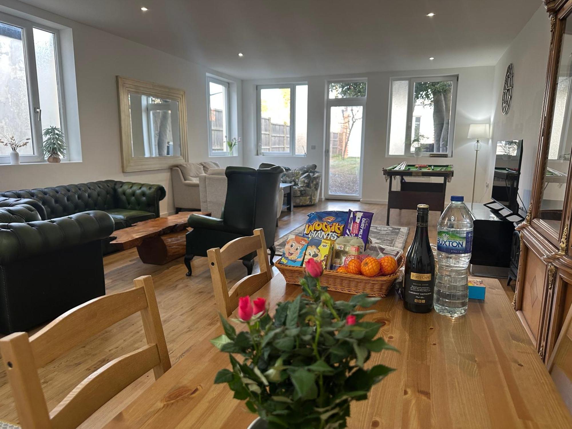 North London A Spacious 7 Bedroom House Accommodating Up To 18 People Complete With Own Gym And Table Tennis Ngoại thất bức ảnh