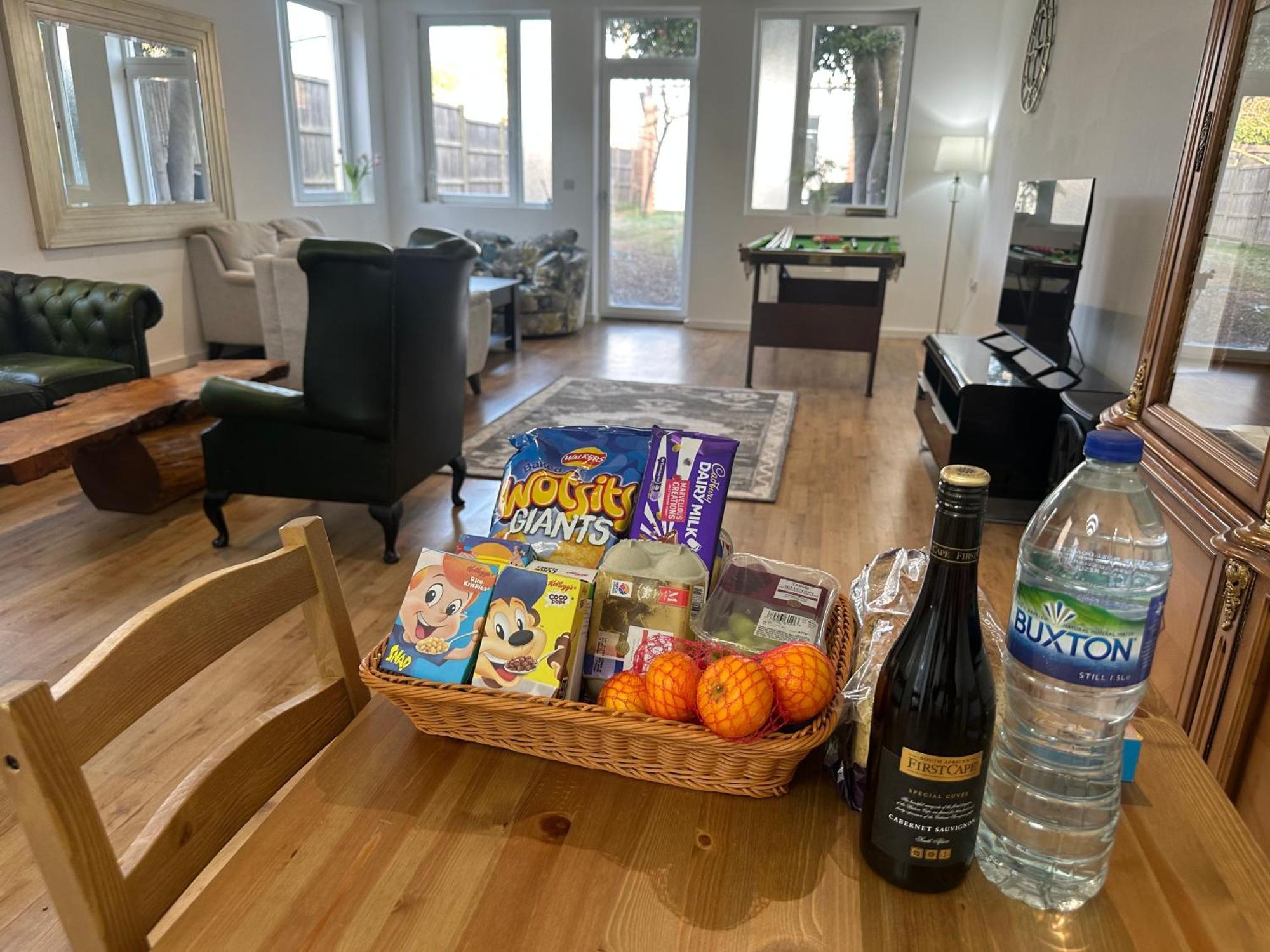 North London A Spacious 7 Bedroom House Accommodating Up To 18 People Complete With Own Gym And Table Tennis Ngoại thất bức ảnh