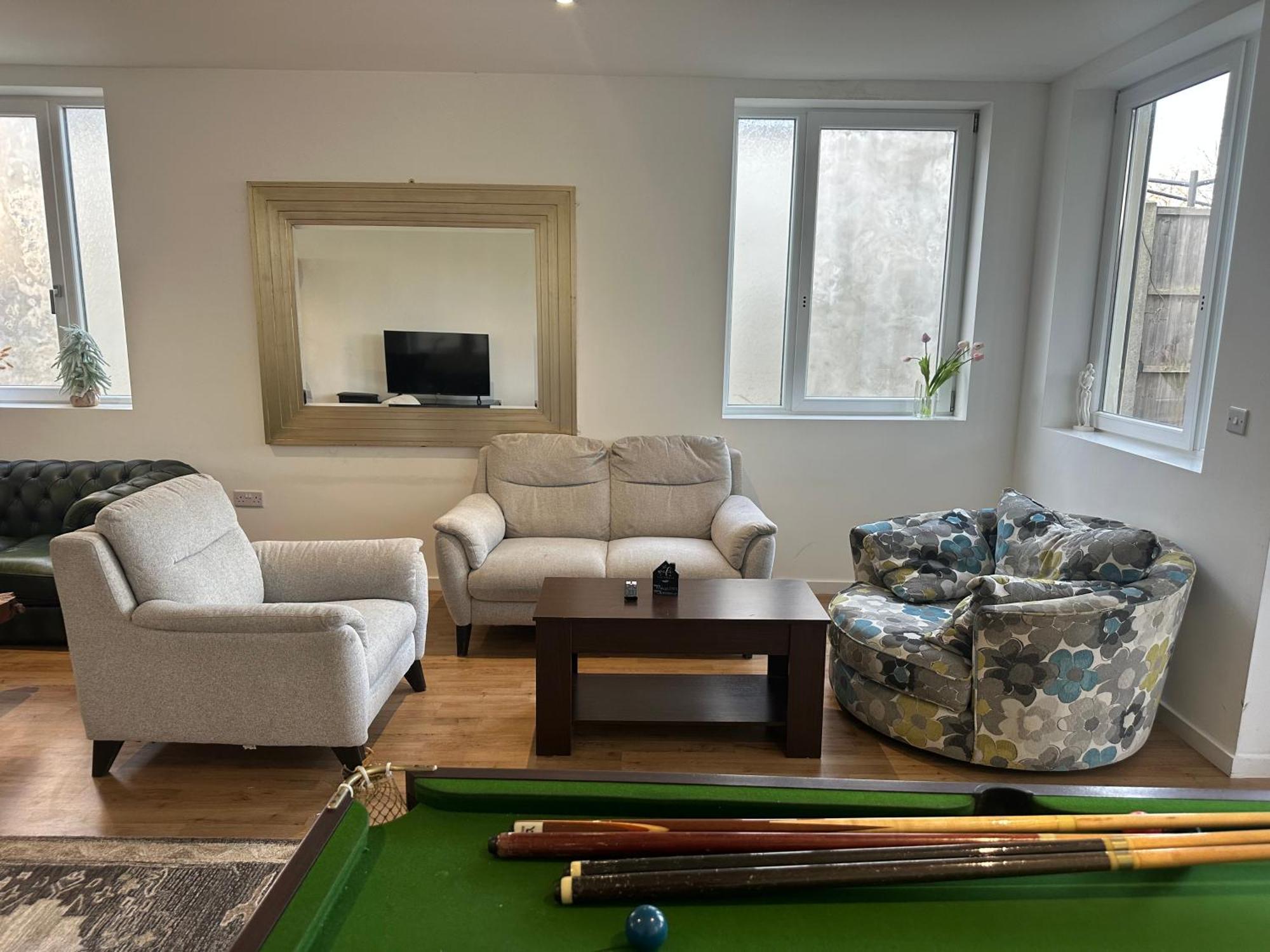 North London A Spacious 7 Bedroom House Accommodating Up To 18 People Complete With Own Gym And Table Tennis Ngoại thất bức ảnh
